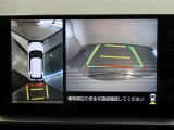 パノラミックビューモニター付きです。車両を上から見たような映像をモニター画面に表示。運転席からの目視では見にくい、車両周辺の状況をリアルタイムでしっかり確認できます。
