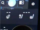 ステアリングヒーターと前席にシートヒーター&シートベンチレーションを装備しております。