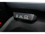 小物の収納に便利なセンタートレイには携帯等のデバイスの充電可能なUSB出力電源付です。