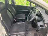 運転席まわりは前方の視界が広く、周囲を見渡しやすいレイアウトです。シートにはゆったり座れる形状が採用され、足元もすっきり。毎日の移動を心地よく支えます。