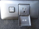 ラゲッジルームにAC100V・1500W電源を装備。アウトドア用品や電化製品にも活用でき、車外での楽しみ方を広げる装備です。