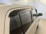 サイドバイザーは、雨天時でも窓を少し開けて換気が出来ます。車内の空気を入れ替えて心地よいドライブを!