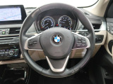BMWのステアリングのリムは、一般的なものより少し太めにデザインされています。 これはタイヤやステアリングシャフトなどを介して伝わる路面からの入力を、しっかりと把握するためです。