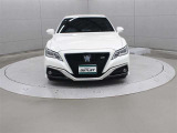 RS仕様は、流れるように点灯するLEDシーケンシャルターンランプ(フロント・リヤ)、メッシュタイプのフロントグリル、より低重心でワイドに見せるフロント下部のメッキモールが採用されています。