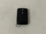 電子カードキーを携帯していれば、ドアハンドルやバックドアのリクエストスィッチを押すだけでドアの施錠、開錠が行えます。電子カードキーがないとエンジンが始動しない、盗難防止に役立つイモビライザー機能付