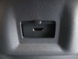 後席にはUSBソケットがあります