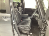 自社整備工場で点検整備をおこなってからお渡ししています。車検が残っている場合は『12ヶ月点検整備』を、車検整備付きの場合は『車検整備』をおこないます。整備費用は車両本体価格に含まれています。