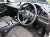 別角度からの運転席の画像です。オルガン式アクセルペダルの採用で運転時の疲労軽減に役立っています☆