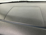 【助手席エアバッグ】SRSエアバッグとはシートベルトの働きを補助して衝突した時に乗員の衝撃を軽減するシートベルト併用式エアバッグ。前面衝突時に瞬時に膨らみ、頭部と胸部の衝撃を軽減します。
