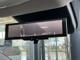 スマートルームミラーは、車両後方に設置されたカメラの映像を、ルームミラーに映し出すことで、死角をなくし、安全性を向上させることができます。また、夜間や雨天時でも、クリアな映像を映し出すことができます。