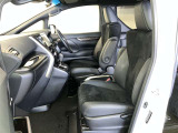 高いホールド性で運転姿勢が安定します。長距離ドライブでも疲れにくいのが魅力です。快適なドライビングライフをお送りください♪