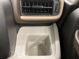 【運転席ドリンクホルダー】使いやすさに配慮したドリンクホルダー