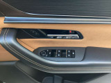 運転席右側には窓やミラー操作ボタンがあります。