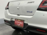 【後退時ブレーキサポート】リヤバンパーに4つの超音波センサーを内蔵し、車両後方にある障害物を検知。透明なガラスなども検知でき、コンビニの駐車場などでの衝突回避をサポートします。