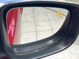 【ブラインドスポットモニタリング】走行中、ドアミラーの死角になりやすい箇所に後続車が接近するとサイドミラー付近に警告を表示、ドライバーに注意喚起をしてくれます。