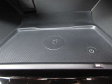 Qiワイヤレス充電機能を装備。ケーブルを接続することなくスマートフォンの充電が可能です。