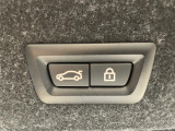 【パワーゲート】電動パワーゲートです。開閉がボタン1つで開け閉め行えます。また、状況に応じてのトランクハッチ開閉量を簡単に設定可能です。スマートオープナーも便利な機能です。ぜひお試しください。