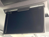 【フリップダウンモニター】大画面モニターで後席でもエンタメをお楽しみいただけます。小さなお子様にも大人気の装備です♪