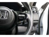 Hondaセンシングの機能のひとつ、アダプティブクルーズコントロール付!アクセルから足を離しても設定したスピードと前車との車間を保ち走行してくれます!車線維持もアシスト☆高速道路で疲労軽減ですね☆