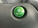 ECONスイッチ操作でエンジンやミッション、エアコンなどを総合的に制御、燃費をよくするようクルマが頑張ります。