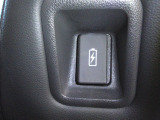 車内の全列にUSBチャージャーを装備しております。