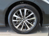 純正のアルミホイール装着車です。タイヤサイズは215/55R17です。