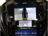 左右のサイドカメラ映像を同時に表示し、車両周囲の死角をしっかりカバー。狭い道や駐車時の接触リスクを減らし、安心して操作できる視界を確保します。