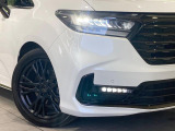 【LEDヘッドライト】悪天候や夜間走行時も良好な視界を確保し安心して運転できる高輝度LEDヘッドライトを装備!点灯速度が早く、消費電力も抑えられています。