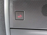 エアバッグ作動時や後突時、もしくは車内のSOSボタンを押した際に緊急通報オペレーターに連携し、救急・警察を手配します。更にオペレーターにも連携、お客様のご要望に応じてロードサービスの手配を行います。