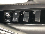 パワーウィンドのスイッチです。運転席に座りながら、助手席や後席の窓を開け閉めできるので大変便利ですよ。