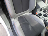 運転席シートに破れなどはございません。