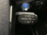 クルーズコントロール機能が付いています。 速度を設定するとアクセルを踏まなくても一定の速度で走ることができます。  高速道路ではとても便利な装置なんです。