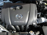 「SKYACTIV-G(ガソリン)」は、規格外の高圧縮を実現し、世界のエンジン技術者に驚きを与えました。さらに、それを維持したままノッキングの発生を抑え、熱効率を向上、走りにも寄与したエンジンです。