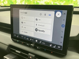 ラジオやBluetooth、USBなど複数の音源が画面に並び、使いたい項目を選びやすい構成です。通勤や買い物など、日々の移動に合わせて音楽やラジオを楽しめます。