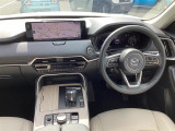 落ち着いた上質の運転席です。