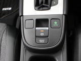 【電子パーキングブレーキ】電子制御のパーキングブレーキと、信号待ちや渋滞に便利なオートブレーキホールドを装備しております。ブレーキペダルから足を離しても自動的に停車状態を保持してくれる便利な機能です