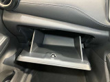 【グローブボックス】容器がせり出してくるバケットタイプ!一目で中身を把握でき、取り出しやすさにも優れます!