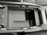 運転席/助手席間のアームレスト下のコンソールボックスです。純正ではないですが、社外品のトレイが装備されています。