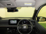 ドライバー目線で、使いやすく安全操作性と良好な視界を実現した運転席です。
