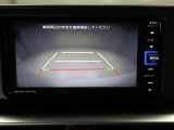 バックモニター装着車は後退時の強い味方です♪車庫入れや縦列駐車の際、後退操作の参考になるガイドラインをナビ画面に表示します。
