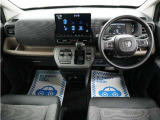 運転にかかわる様々な操作を安全に行えるように視点移動が少なく、操作性に配慮されたスイッチ類が凝縮されたコクピットです。