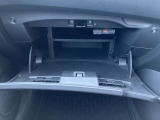 グローブボックスは奥行きがありたっぷり収納。お子様のお出かけグッズなどもストックしておけます。