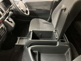 運転席の画像です。十分なスペースがあり、ゆったりした状態で運転していただけます♪