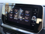 高精細ディスプレイを採用し、車両情報をクリアに表示。先進的なインターフェースで快適性と利便性を高めています。
