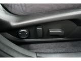 &rdquo;電動シートを装備。お客様に安全に運転頂けるよう座席の位置、座面の上げ下げやリクライニングの加減も細やかな設定を可能にしました。&rdquo;