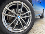 ●純正19インチアルミホイール:輸入車ならではの卓越した走りを支えるホイールと足回りです!日本車の走りに慣れている方にもぜひ体感して頂きたいほど、高いレベルでまとまっています!