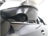 助手席側で見えにくい左前方の映像を、車内のマルチファンクションディスプレイに映し出します。前方への駐車や左寄せ、狭い道でのすれ違いなど、さまざまなシーンで安心して運転できる便利な機能です。