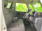 大きな窓から光が入り、運転席と助手席まわりに明るさと開放感があります。シートは身体を預けやすい形状で、落ち着いた色合いの内装とともに、毎日の乗り降りも快適です。