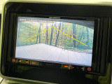 【バックカメラ】駐車時に後方がリアルタイム映像で確認できます。大型商業施設や立体駐車場での駐車時や、夜間のバック時に大活躍!