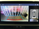リバースポジションにシフトすると自動的にカメラが作動、ディスプレイに後方の視界が映し出される、安心のバックカメラを装備。